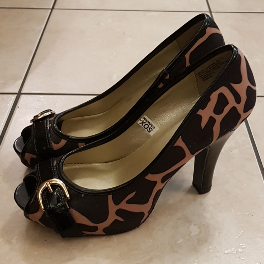 Peep-toe giraffe pattern heels